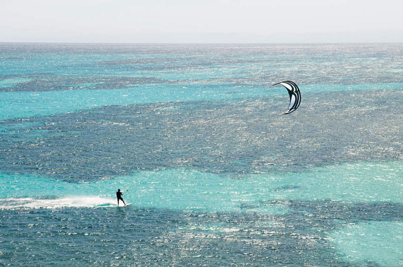 西方人,一个人,站,横图,俯视,室外,白天,锻炼,旅游,度假,运动,海浪,海洋,欧洲,欧洲人,仅一个男性,仅一个人,仅一个中年男性,服装,浪花,水平线,辽阔,海平线,娱乐,极限运动,衣服,海水,站着,享受,休闲,广阔,放松,服饰,一望无际,衣着,穿着,室外运动,户外运动,海景,冲浪风筝,衣饰,无边无际,一马平川,风筝冲浪,男人,男性,中年男性,白种人,大海,风浪,海,海水的波动,近岸浪,涌浪,站立,彩图,高角度拍摄,全身,健身,水天相接,水天一线