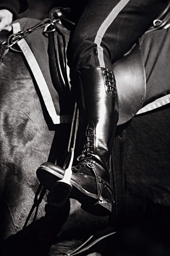 西方人,腿部,腿,一个人,坐,竖图,黑白,室外,特写,白天,侧面,马,野生动物,鞋子,金属制品,欧洲,欧洲人,仅一个男性,仅一个人,仅一个中年男性,阴影,服装,裤子,反射,金属,影子,靴子,踩,一匹,衣服,动物,踩着,运输,服饰,牲畜,衣着,穿着,牛仔靴,衣饰,马具,马镫,男人,男性,中年男性,白种人,坐着,半身