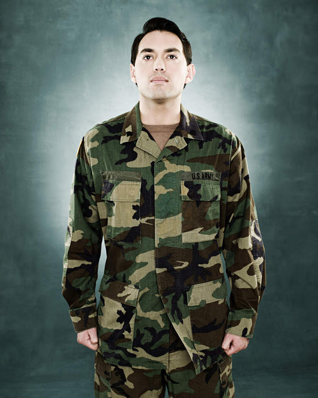 西方人,一个人,站,竖图,室内,白天,正面,制服,欧洲,欧洲人,仅一个男性,仅一个人,阴影,灰色背景,反射,影子,注视,仅一个年轻男性,衣服,观察,看,站着,摄影,影棚,观看,军人,察看,军装,关注,军服,男人,男性,年轻男性,白种人,站立,半身,彩图,影棚拍摄,拍摄