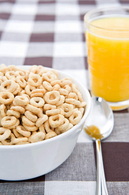 果汁,无人,竖图,俯视,室内,特写,白天,早餐,餐桌,桌子,柑橘,杯子,金属制品,一堆,许多,阴影,堆叠,堆积,朦胧,模糊,反射,金属,布料,影子,勺子,陶瓷,谷物,橙汁,食品,陶瓷制品,饮品,一杯,布纹,美食,饮食,玻璃制品,桌布,饮料,一个,白色,餐巾,容器,水杯,调羹,台布,汤匙,碗,保健,单个,餐台,储藏,堆,麦片,储存,可口,适口,玻璃杯,橘子,桔子,橙子,橙,彩图,高角度拍摄,贮存