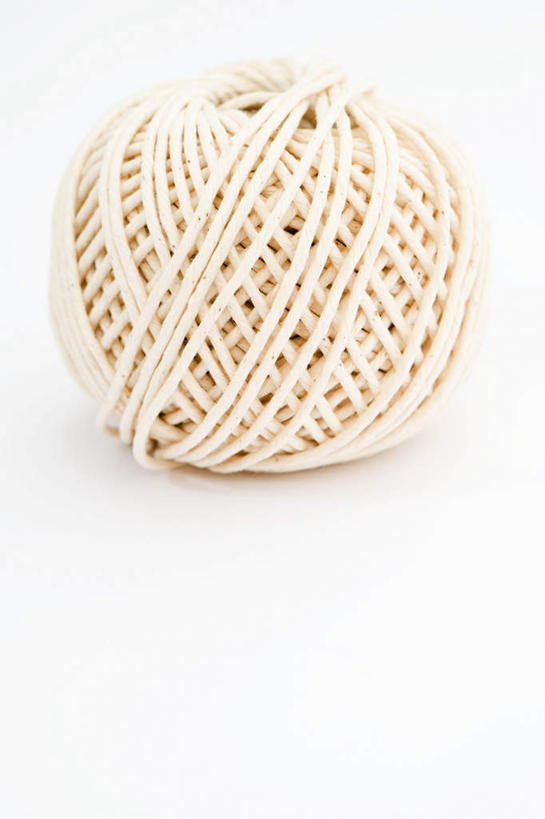 无人,竖图,室内,特写,白天,白色背景,正面,桌面,桌子,静物,卷曲,编织,缠绕,木制,织物,线团,球,纺织,一个,木制品,毛线,摄影,影棚,单个,彩图,影棚拍摄,拍摄