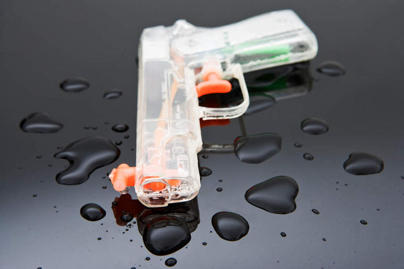 无人,横图,俯视,室内,特写,白天,游戏,水,桌面,桌子,静物,玩具,黑色背景,木制,液体,水滴,玩,娱乐,一个,木制品,休闲,益智,摄影,影棚,单个,活动,水枪,发泄,消遣,智力,宣泄,玩具水枪,玩耍,嬉戏,彩图,高角度拍摄,影棚拍摄,拍摄