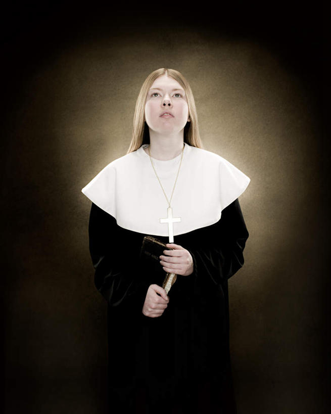 西方人,一个人,尼姑,站,竖图,室内,白天,正面,民族服装,项链,欧洲,欧洲人,仅一个年轻女性,仅一个女性,仅一个人,握,服装,十字架,拿,拿着,注视,装饰品,衣服,饰品,首饰,观察,看,站着,握着,摄影,宗教,服饰,影棚,观看,察看,基督,基督教,衣着,穿着,关注,天主教,耶稣,救世主,衣饰,基利斯督,弥赛亚,默西亚,年轻女性,女人,女性,白种人,比丘尼,佛姑,沙门尼,沙弥尼,修女,耶姑,站立,半身,彩图,影棚拍摄,传统服装,民俗服,拍摄