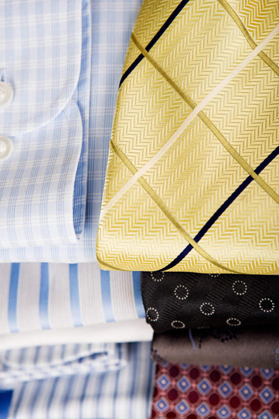 无人,竖图,俯视,室内,特写,白天,衬衫,静物,一排,阴影,服装,整齐,反射,影子,领带,折叠,排列,衣服,服饰,堆,象征,衣着,庄重,穿着,队列,身份,正式,地位,衣饰,彩图,高角度拍摄,衬衣