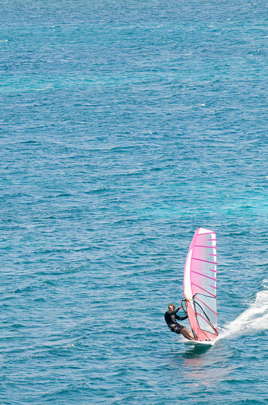 西方人,一个人,站,竖图,俯视,室外,白天,锻炼,旅游,度假,运动,海浪,海洋,美景,水,意大利,欧洲,欧洲人,仅一个男性,仅一个人,仅一个中年男性,飞溅,服装,溅,液体,景观,浪花,水滴,娱乐,极限运动,水珠,衣服,自然,海水,站着,享受,休闲,景色,放松,服饰,衣着,穿着,南欧,喷洒,自然风光,室外运动,户外运动,海景,冲浪风筝,意大利共和国,衣饰,撒丁岛,风筝冲浪,男人,男性,中年男性,白种人,大海,风浪,海,海水的波动,近岸浪,涌浪,站立,彩图,高角度拍摄,全身,健身