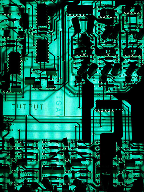 无人,竖图,俯视,室内,特写,白天,电脑,阴影,反射,主板,网络,电路板,影子,输入设备,通讯设备,开关,绿色,按钮,台式电脑,摄影,影棚,庞大,光驱,主机,复杂,机箱,通信设备,母板,光盘驱动器,繁杂,彩图,高角度拍摄,影棚拍摄,拍摄