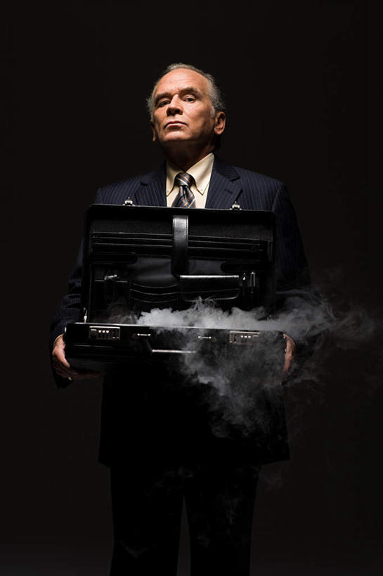 西方人,一个人,站,捧,竖图,室内,白天,正面,衬衫,西装,安全,欧洲,欧洲人,仅一个男性,仅一个人,仅一个中年男性,阴影,灰色背景,套装,正装,反射,影子,领带,注视,职业装,箱子,观察,看,站着,保险箱,摄影,影棚,观看,保护,察看,关注,保险,私密,干冰,男人,男性,中年男性,白种人,端,端着,捧着,手捧,站立,半身,彩图,影棚拍摄,衬衣,拍摄