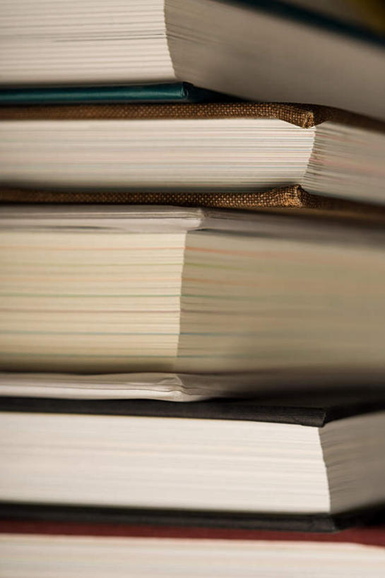 无人,竖图,室内,特写,白天,正面,看书,阅读,静物,书籍,一排,许多,学习,阴影,整齐,反射,影子,排列,书本,看,读书,浏览,堆,队列,书,图书,彩图