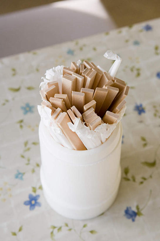 无人,竖图,俯视,室内,特写,白天,餐桌,筷子,桌子,餐具,许多,阴影,朦胧,模糊,反射,布料,桶,影子,塑料,布纹,文化,传统,桌布,一个,餐巾,容器,塑料制品,台布,单个,餐台,储藏,礼节,塑料桶,碎花,储存,礼仪,进餐用具,彩图,高角度拍摄,贮存