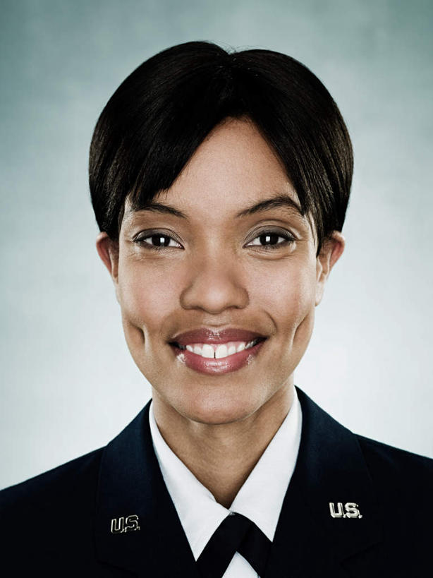 西方人,脸,头,脸颊,一个人,站,笑,微笑,露齿笑,竖图,室内,特写,白天,正面,工作服,制服,欧洲,欧洲人,仅一个年轻女性,仅一个女性,仅一个人,阴影,灰色背景,反射,影子,注视,肩膀,黑色,观察,看,站着,摄影,影棚,观看,军人,察看,武士,关注,工作制服,甲士,年轻女性,女人,女性,白种人,头部,脸部,脸蛋,面部,站立,半身,彩图,影棚拍摄,工作套服,拍摄