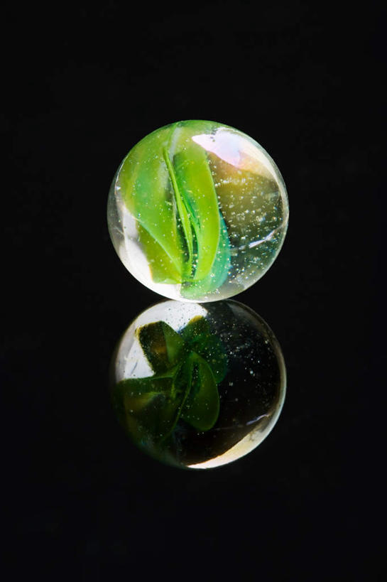 无人,竖图,室内,特写,白天,正面,游戏,静物,玩具,阴影,黑色背景,反射,影子,玩,娱乐,弹珠,一个,休闲,益智,摄影,影棚,单个,活动,发泄,消遣,欣赏,智力,弹球,宣泄,美观,玩耍,嬉戏,彩图,影棚拍摄,拍摄