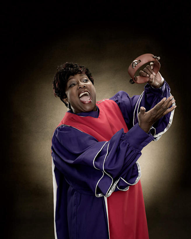 西方人,一个人,站,举,竖图,室内,白天,正面,民族服装,欧洲,非洲,黑人,欧洲人,仅一个女性,仅一个人,握,服装,乐器,铃鼓,音乐,拿,拿着,注视,衣服,观察,看,托,站着,张嘴,握着,摄影,服饰,仅一个老年女性,影棚,观看,打击乐器,手鼓,察看,衣着,穿着,关注,张大嘴巴,衣饰,老年女性,女人,女性,非洲人,张开嘴,举起,举手,举着,向上举,向上伸,向上托,站立,半身,彩图,影棚拍摄,传统服装,民俗服,拍摄