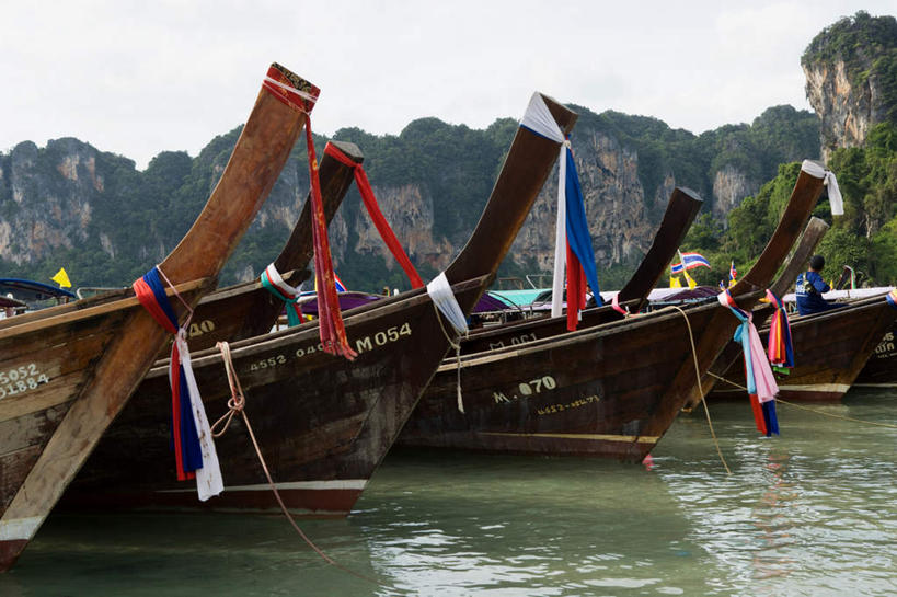 无人,横图,室外,白天,正面,旅游,度假,海浪,海洋,石头,美景,森林,山,山脉,树林,植物,船,旗帜,泰国,亚洲,一排,阴影,整齐,光线,石子,影子,景观,浪花,山峰,悬崖,云,云朵,木船,山峦,云彩,娱乐,旗子,树,树木,排列,蓝色,绿色,白云,蓝天,天空,阳光,自然,海水,交通工具,群山,天,享受,休闲,景色,放松,东南亚,生长,晴朗,成长,舟,队列,自然风光,载具,海景,沉积岩,泰王国,旌旗,旗号,绝壁,水成岩,莱雷海滩,大海,风浪,海,海水的波动,近岸浪,石块,岩石,涌浪,晴空,彩图