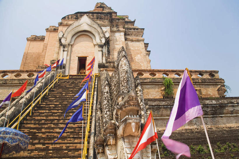 无人,寺庙,栏杆,横图,室外,白天,仰视,旅游,度假,名胜古迹,植物,楼梯,标志建筑,地标,建筑,旗帜,泰国,亚洲,一排,阴影,节日,遗迹,整齐,并列,并排,光线,扶手,影子,阶梯,燃烧,古迹,文化,文物,娱乐,旗子,建设,古建筑,护栏,清迈,台阶,树,树木,排列,蓝色,绿色,蓝天,天空,阳光,自然,香火,庙宇,天,祈祷,享受,休闲,健康,旅游胜地,放松,许愿,宗教,东南亚,信仰,生长,晴朗,成长,纪念,祈求,队列,平行,古文明,万里无云,首府,泰王国,清迈府,旌旗,旗号,清迈省,柴迪隆寺,平安,晴空,晴空万里,彩图,低角度拍摄,庙,寺