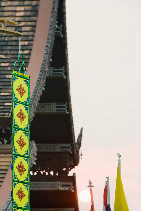 无人,寺庙,竖图,室外,白天,正面,旅游,度假,名胜古迹,日落,标志建筑,地标,建筑,旗帜,泰国,亚洲,阴影,节日,遗迹,光线,影子,晚霞,霞光,落日,燃烧,古迹,文化,文物,娱乐,旗子,建设,古建筑,阳光,黄昏,香火,庙宇,祈祷,享受,休闲,健康,旅游胜地,彩霞,放松,许愿,宗教,东南亚,信仰,纪念,祈求,古文明,泰王国,清迈府,旌旗,旗号,夕照,清迈省,平安,夕阳,彩图,庙,寺,斜阳