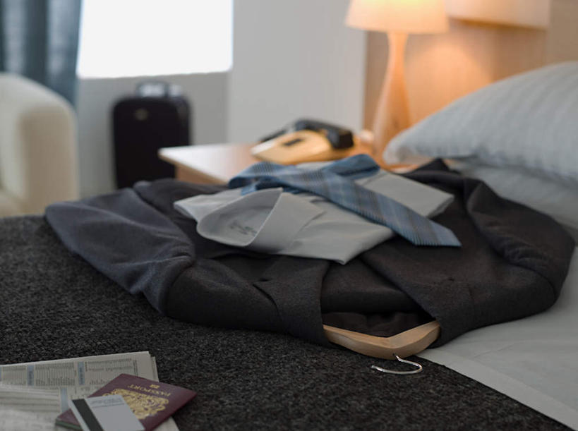 无人,宾馆,横图,俯视,室内,白天,衬衫,西装,窗户,窗帘,床,靠垫,台灯,卧室,衣架,照明,阴影,套装,正装,朦胧,模糊,装饰,光线,英文,标志,拉杆箱,旅行箱,文字,影子,字符,字母,双人床,灯光,床单,靠枕,领带,职业装,被子,标识,玻璃窗,灯,帘子,行李箱,箱子,灯具,垫子,枕头,遮阳,出差,英文字母,华丽,修饰,护照,照亮,点缀,被单,象征,庄重,照明设备,身份,身份证,衬托,美观,雅致,雅观,正式,地位,挂衣架,晾衣架,彩图,高角度拍摄,衬衣,旅行,睡房,卧房,客店,客栈,旅店,旅馆,旅舍,汽车旅馆