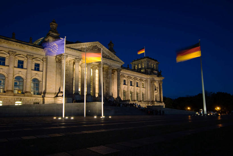 无人,家,横图,室外,白天,仰视,旅游,度假,标志建筑,地标,建筑,路灯,旗帜,国旗,照明,德国,欧洲,阴影,飘扬,光线,影子,房屋,屋子,灯光,首都,娱乐,建设,楼房,国会大厦,柏林,住宅,灯,享受,休闲,旅游胜地,放松,飘逸,照亮,照明设备,西欧,飞扬,国会大楼,德意志联邦共和国,议会大厦,议会大楼,首都大厦,州议会大厦,州政府,州会议厅,柏林州,德国国会大厦,旗,彩图,低角度拍摄,房子