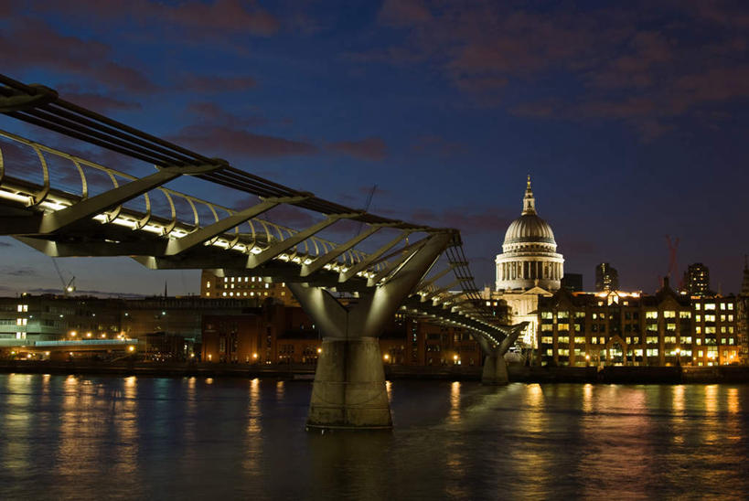 无人,教堂,横图,室外,白天,仰视,旅游,度假,河流,名胜古迹,日落,水,标志建筑,大桥,地标,建筑,立交桥,路灯,桥梁,照明,英国,欧洲,伦敦,阴影,波纹,节日,遗迹,光线,影子,河水,水流,晚霞,霞光,云,云朵,落日,高架,斜拉桥,桥,灯光,涟漪,首都,云彩,古迹,文化,文物,娱乐,建设,古建筑,圣保罗大教堂,灯,蓝色,白云,倒影,蓝天,水纹,天空,黄昏,波浪,天,祈祷,享受,休闲,健康,旅游胜地,彩霞,放松,许愿,宗教,信仰,晴朗,纪念,祈求,照亮,倒映,基督教,照明设备,西欧,天主教,大不列颠,信念,古文明,世界文化遗产,大不列颠及北爱尔兰联合王国,水晕,大不列颠联合王国,日不落英帝国,雾都,夕照,反照,千禧桥,伦敦千禧桥,平安,晴空,夕阳,彩图,低角度拍摄,大教堂,礼拜堂,斜阳