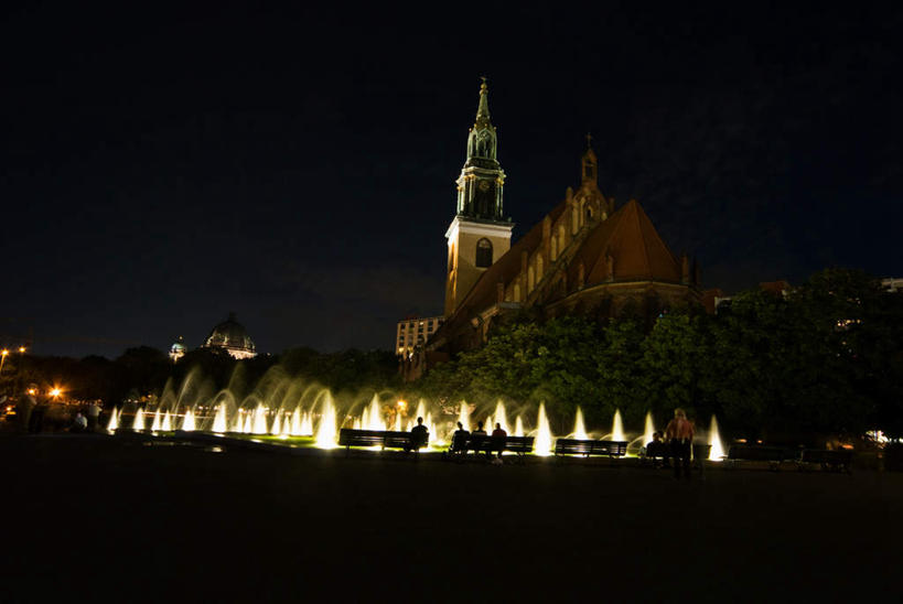 无人,教堂,横图,室外,夜晚,仰视,旅游,度假,河流,名胜古迹,水,植物,标志建筑,地标,建筑,夜景,德国,欧洲,阴影,节日,遗迹,光线,影子,河水,水流,建筑群,灯光,首都,古迹,文化,文物,娱乐,建设,古建筑,柏林,树,树木,绿色,自然,祈祷,享受,休闲,健康,旅游胜地,放松,许愿,宗教,信仰,生长,成长,纪念,祈求,西欧,信念,古文明,德意志联邦共和国,柏林州,亚历山大广场,平安,彩图,低角度拍摄,大教堂,礼拜堂