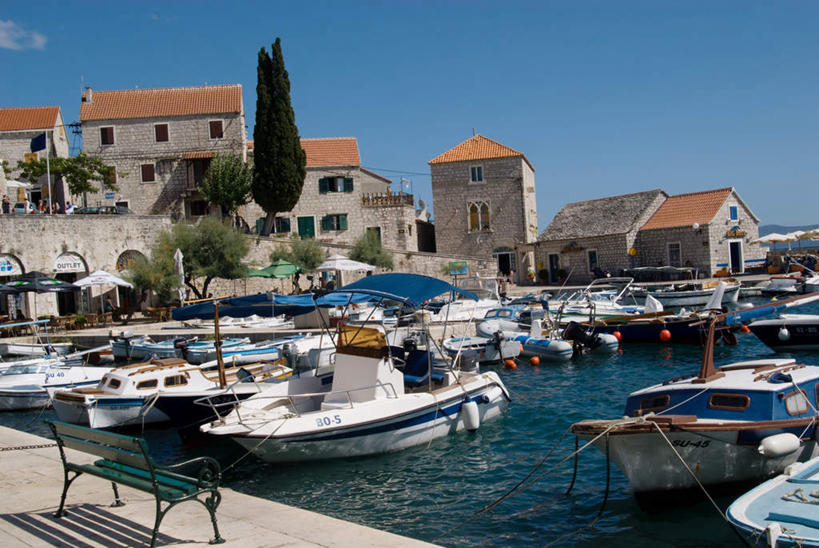 无人,家,码头,横图,室外,白天,正面,旅游,度假,海浪,海洋,美景,植物,港口,船,欧洲,克罗地亚,许多,房屋,屋子,景观,浪花,公寓,游艇,娱乐,洋房,楼房,住宅,树,树木,蓝色,绿色,蓝天,天空,自然,海水,交通工具,天,享受,休闲,景色,放松,生长,晴朗,成长,自然风光,载具,海景,万里无云,克罗地亚共和国,布拉奇岛,大海,风浪,海,海水的波动,近岸浪,涌浪,晴空,晴空万里,彩图,房子,摆渡口,埠头,渡口,渡头,港湾,海港,货运码头,口岸,商港