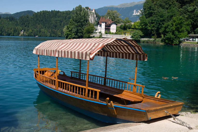 无人,家,木屋,横图,室外,白天,正面,旅游,度假,湖,湖泊,美景,树林,水,植物,船,欧洲,斯洛文尼亚,一艘,湖面,景观,水流,水面,木船,娱乐,住宅,树,树木,蓝色,绿色,蓝天,天空,自然,交通工具,湖水,天,享受,休闲,景色,放松,生长,晴朗,成长,舟,自然风光,载具,中欧,万里无云,斯洛文尼亚共和国,晴空,晴空万里,彩图,茅舍,茅屋,棚屋,小木屋,小屋