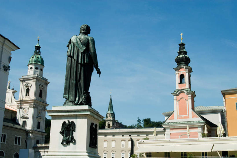 西方人,一个人,无人,站,横图,室外,白天,仰视,民族服装,旅游,度假,名胜古迹,标志建筑,地标,建筑,雕塑,奥地利,欧洲,欧洲人,仅一个男性,仅一个人,阴影,遗迹,艺术,装饰,光线,雕刻,雕像,影子,云,云朵,建筑群,云彩,注视,古迹,文物,娱乐,建设,古建筑,仅一个年轻男性,蓝色,白云,蓝天,天空,阳光,工艺品,天,观察,看,站着,享受,休闲,旅游胜地,放松,晴朗,观看,纪念,美术,察看,关注,主题,陈列,古文明,中欧,首府,萨尔斯堡,莫扎特,功能,美学,奥地利共和国,漆雕,萨尔茨堡,萨尔茨堡州,沃尔夫冈.阿玛多伊斯.莫扎特,男人,男性,年轻男性,白种人,晴空,作曲家,站立,彩图,低角度拍摄,全身,传统服装,民俗服