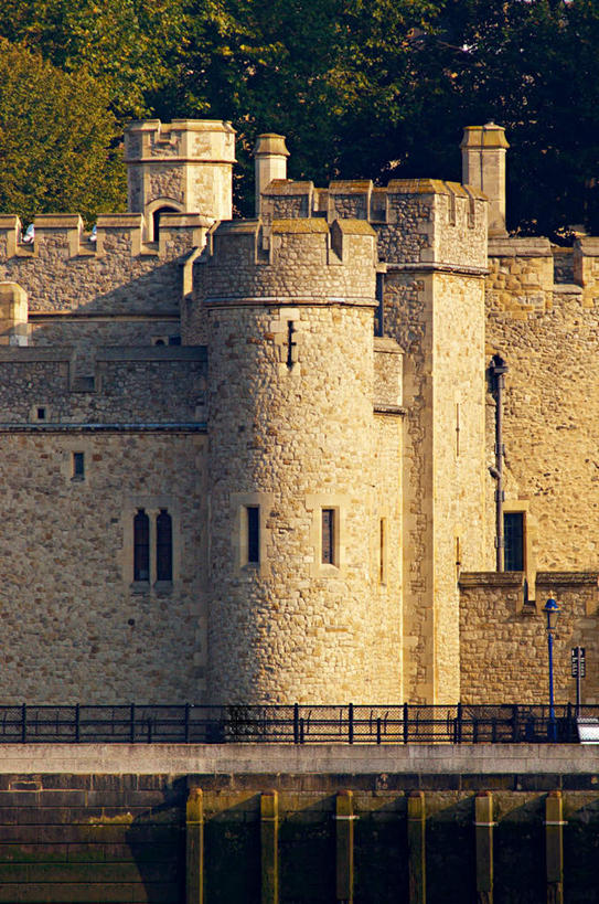 无人,竖图,室外,白天,正面,旅游,度假,石头,植物,标志建筑,地标,建筑,英国,欧洲,伦敦,阴影,光线,石子,影子,堡垒,城堡,墙,首都,娱乐,建设,伦敦塔,墙壁,墙面,树,树木,绿色,阳光,自然,享受,休闲,旅游胜地,放松,生长,成长,西欧,要塞,大不列颠,大不列颠及北爱尔兰联合王国,大不列颠联合王国,日不落英帝国,雾都,设防,石块,彩图