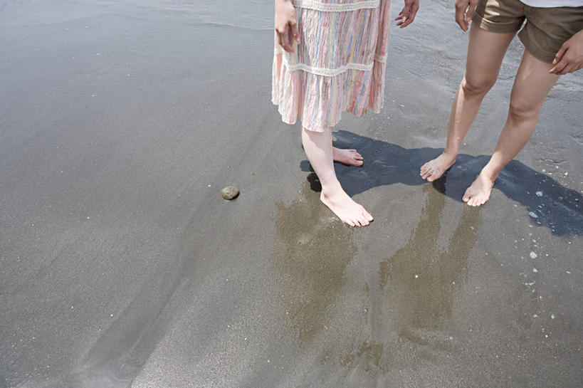 东方人,腿部,脚,脚趾,脚趾甲,腿,两个人,伙伴,朋友,站,横图,俯视,室外,白天,旅游,度假,友谊,海浪,海洋,美景,沙滩,神奈川,日本,亚洲,阴影,服装,光线,沙子,影子,海岸,景观,浪花,沙地,神奈川县,休闲装,黄种人,娱乐,衣服,阳光,自然,海水,站着,享受,休闲,休闲服,景色,放松,服饰,自然风光,海景,东亚,本州,关东地方,本州岛,日本国,江之岛,藤泽,藤泽市,友情,年轻女性,女人,女性,亚洲人,脚指甲,大海,风浪,海,海水的波动,海滩,近岸浪,涌浪,站立,半身,彩图,高角度拍摄