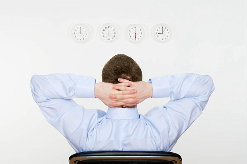 西方人,一个人,商务人士,商务男性,坐,横图,室内,白天,白色背景,衬衫,椅子,欧洲,欧洲人,仅一个男性,仅一个人,一把,一排,抱头,套装,整齐,时间,时钟,计时,排列,仅一个年轻男性,背面,黑色,会议椅,挂钟,钟表,四个,表,摄影,影棚,办公椅,队列,商务装,工薪阶层,商务椅,培训椅,捧首,捧头,男人,男性,年轻男性,白种人,白领,上班族,钟,坐着,半身,彩图,影棚拍摄,衬衣,拍摄