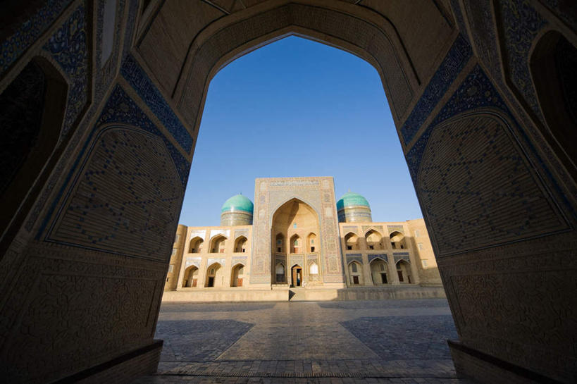 无人,横图,室内,白天,仰视,旅游,度假,名胜古迹,标志建筑,地标,建筑,乌兹别克斯坦,亚洲,节日,遗迹,拱门,古迹,文化,文物,娱乐,建设,古建筑,蓝色,蓝天,天空,天,祈祷,享受,休闲,健康,旅游胜地,放松,许愿,宗教,信仰,晴朗,纪念,祈求,伊斯兰教,中亚,清真寺,古文明,万里无云,乌兹别克斯坦共和国,布哈拉,平安,晴空,晴空万里,彩图,低角度拍摄