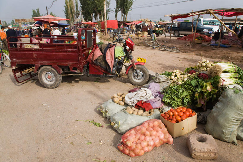 无人,菜场,横图,室外,白天,正面,购物,度假,消费,美景,城市风光,城市,卡车,蔬菜,中国,亚洲,一堆,一辆,许多,堆叠,堆积,新鲜,景观,食品,集市,市场,集装箱,娱乐,食物,蓝色,蓝天,天空,天,享受,休闲,景色,放松,金融,集装箱车,有机食品,绿色食品,晴朗,堆,货车,选购,贸易,货运车,东亚,喀什,新疆,万里无云,中华人民共和国,新疆维吾尔自治区,西北地区,喀什市,菜市,晴空,晴空万里,载重汽车,彩图,菜市场,新