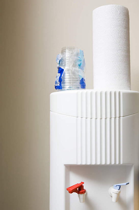 无人,竖图,室内,特写,白天,正面,静物,杯子,一堆,许多,堆叠,堆积,墙,墙壁,墙面,一个,白色,纸制品,单个,纸杯,堆,饮水机,一次性杯子,彩图