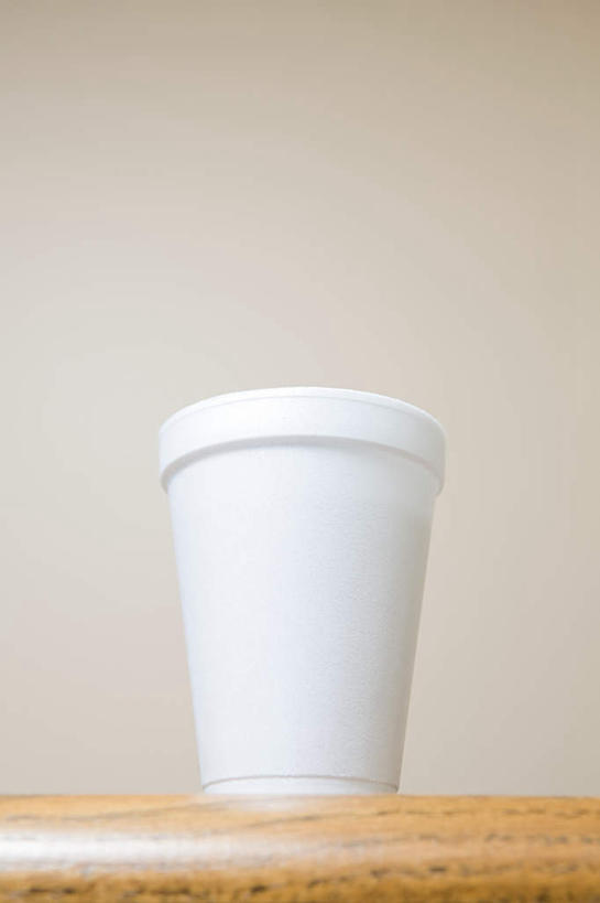 无人,办公室,竖图,室内,特写,白天,仰视,家具,桌子,静物,杯子,阴影,黄色背景,反射,影子,办公桌,一个,纸制品,摄影,影棚,单个,纸杯,一次性杯子,办公家具,彩图,低角度拍摄,影棚拍摄,拍摄