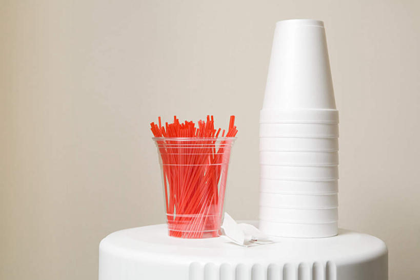 无人,横图,室内,特写,白天,正面,静物,杯子,一排,许多,阴影,黄色背景,整齐,反射,影子,排列,红色,白色,纸制品,摄影,影棚,纸杯,堆,饮水机,队列,一次性杯子,调酒棒,彩图,影棚拍摄,拍摄