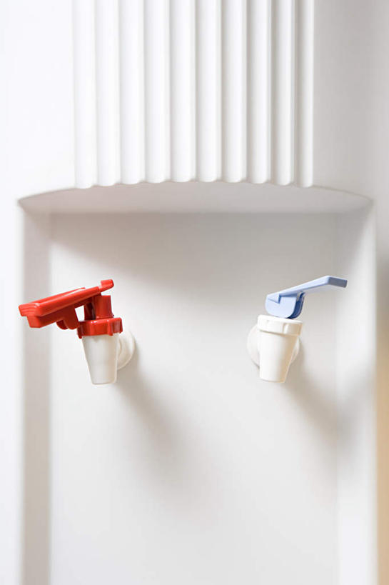 无人,竖图,室内,特写,白天,正面,零件,电路,静物,关闭,阴影,反射,影子,开关,红色,蓝色,按钮,打开,开启,饮水机,闭合,彩图