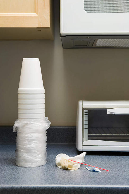 无人,办公室,竖图,室内,白天,正面,烹饪,厨房,生活用品,桌子,静物,杯子,厨具,一堆,许多,阴影,堆叠,堆积,反射,电器,棍子,影子,纸,凌乱,一个,纸制品,纸巾,日用品,单个,卫生纸,纸杯,堆,微波炉,混乱,家电,家用电器,一次性杯子,微波,炊具,烹饪用具,纷乱,缭乱,庞杂,生活用纸,烹调用具,烹调,彩图,灶间,小家电