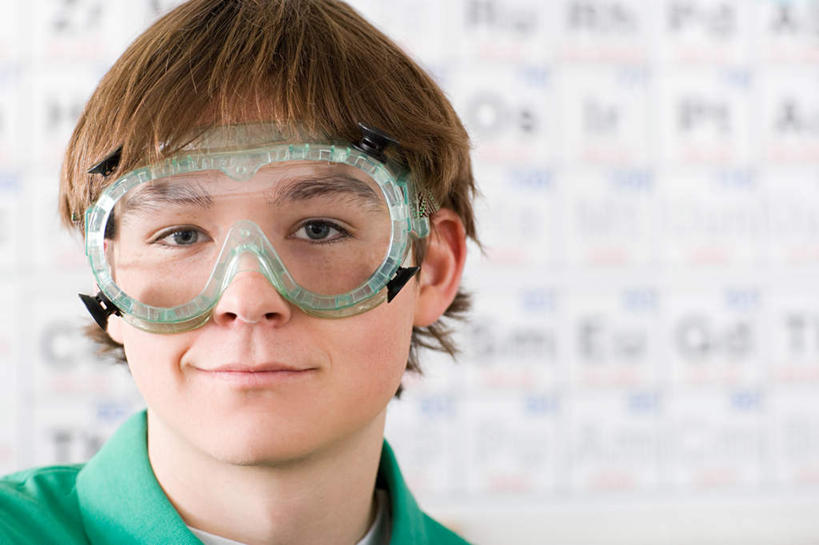 西方人,脸,头,脸颊,头发,一个人,学生,笑,微笑,横图,室内,特写,白天,正面,安全,欧洲,欧洲人,仅一个男性,仅一个人,一副,阴影,服装,朦胧,模糊,反射,化学,英文,标志,文字,眼镜,影子,字符,字母,棕色,防护,注视,休闲装,标识,肩膀,仅一个年轻男性,衣服,绿色,观察,看,休闲,休闲服,服饰,观看,英文字母,护目镜,保护,察看,关注,保险,元素周期表,保全,周全,安稳,安定,安全防护眼镜,平安,男人,男性,年轻男性,白种人,头部,脸部,脸蛋,面部,半身,彩图,防护眼镜,短发