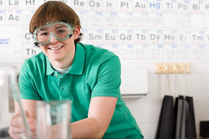 西方人,一个人,学校,站,笑,微笑,露齿笑,横图,室内,白天,正面,安全,实验,仪器,欧洲,欧洲人,仅一个男性,仅一个人,服装,朦胧,模糊,研究,透明,分析,化学,测试,烧瓶,眼镜,锥形瓶,墙,防护,注视,休闲装,校园,墙壁,墙面,玻璃制品,仅一个年轻男性,一个,衣服,白色,玻璃瓶,瓶子,观察,看,靠,靠着,站着,休闲,教室,休闲服,器皿,服饰,单个,观看,护目镜,保护,察看,关注,保险,元素周期表,玻璃仪器,试验耗材,实验用品,保全,周全,安稳,安定,三角烧瓶,依氏烧瓶,锥形烧瓶,安全防护眼镜,平安,男人,男性,年轻男性,白种人,站立,半身,彩图,防护眼镜