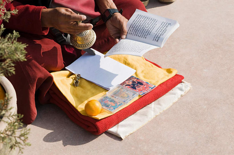 一个人,和尚,坐,横图,俯视,室外,白天,道路,路,公路,尼泊尔,亚洲,仅一个男性,仅一个人,仅一个中年男性,握,阴影,光线,影子,交通,一个,阳光,垫子,握着,单个,南亚,转经筒,转经轮,尼泊尔王国,玛尼轮,法衣,男人,男性,中年男性,亚洲人,印度人,马路,僧人,坐着,半身,彩图,高角度拍摄,僧衣