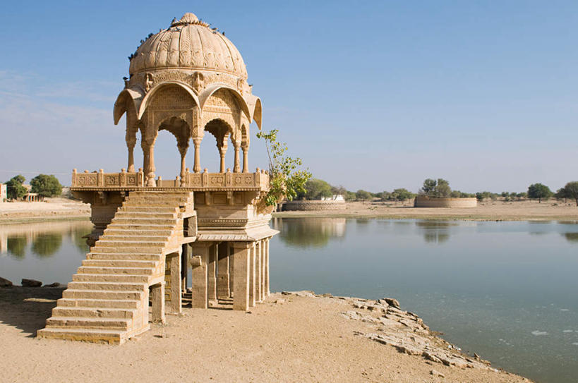 无人,横图,室外,白天,正面,度假,湖,湖泊,美景,水,植物,楼梯,城市风光,城市,印度,亚洲,阴影,波纹,光线,影子,柱子,阶梯,湖面,景观,水流,水面,涟漪,娱乐,台阶,树,树木,蓝色,绿色,倒影,蓝天,水纹,天空,阳光,自然,波浪,湖水,天,享受,休闲,景色,放松,生长,晴朗,成长,倒映,南亚,万里无云,拉贾斯坦邦,拉贾斯坦,印度共和国,水晕,贾沙梅尔,反照,晴空,晴空万里,彩图