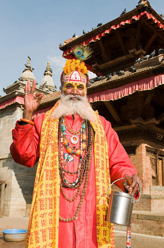 胡须,一个人,和尚,寺庙,站,竖图,室外,白天,仰视,民族服装,旅游,度假,标志建筑,地标,建筑,尼泊尔,亚洲,仅一个男性,仅一个人,握,阴影,节日,光线,瓦片,影子,屋顶,首都,燃烧,顶棚,瓦,注视,文化,娱乐,建设,蓝色,蓝天,天空,阳光,香火,庙宇,天,观察,看,祈祷,站着,仅一个老年男性,享受,休闲,健康,旅游胜地,放松,握着,许愿,宗教,建造,信仰,晴朗,观看,纪念,祈求,察看,关注,南亚,转经筒,念珠,加德满都,屋瓦,转经轮,万里无云,尼泊尔王国,加都,玛尼轮,德满都,法衣,杜儿巴广场,念佛珠,数珠,诵珠,平安,老年男性,男人,男性,亚洲人,印度人,胡子,络腮胡,晴空,晴空万里,僧人,站立,半身,彩图,低角度拍摄,传统服装,民俗服,庙,寺,僧衣