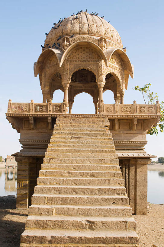 无人,竖图,室外,白天,仰视,旅游,度假,植物,楼梯,标志建筑,地标,建筑,印度,亚洲,阴影,光线,影子,阶梯,拱门,娱乐,建设,台阶,树,树木,蓝色,绿色,蓝天,天空,阳光,自然,天,享受,休闲,旅游胜地,放松,生长,晴朗,成长,南亚,万里无云,拉贾斯坦邦,拉贾斯坦,印度共和国,贾沙梅尔,晴空,晴空万里,彩图,低角度拍摄