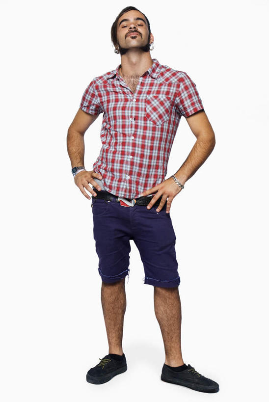 西方人,胡须,一个人,站,笑,微笑,露齿笑,竖图,室内,白天,白色背景,正面,运动鞋,鞋子,欧洲,欧洲人,仅一个男性,仅一个人,阴影,短裤,服装,时间,反射,时钟,手表,影子,计时,注视,休闲装,手叉腰,仅一个年轻男性,衣服,钟表,叉腰,观察,看,站着,休闲,休闲服,表,摄影,服饰,影棚,观看,休闲鞋,腕表,察看,双手叉腰,关注,男人,男性,年轻男性,白种人,胡子,小胡子,钟,抬头,仰头,站立,彩图,全身,影棚拍摄,拍摄