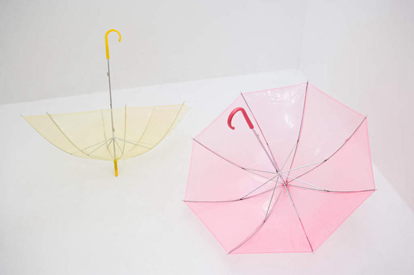 无人,横图,俯视,室内,白天,白色背景,静物,阴影,反射,伞,影子,雨伞,遮阳伞,两把,阳伞,粉色,黄色,摄影,影棚,太阳伞,彩图,高角度拍摄,影棚拍摄,拍摄