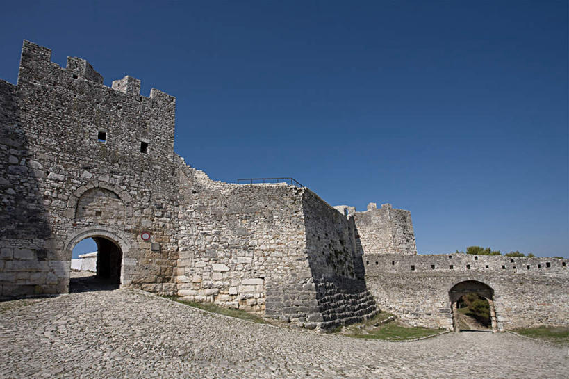 无人,横图,室外,白天,正面,旅游,度假,名胜古迹,标志建筑,地标,建筑,欧洲,阿尔巴尼亚,遗迹,堡垒,城堡,拱门,古迹,文物,娱乐,建设,古建筑,蓝色,蓝天,天空,天,享受,休闲,旅游胜地,放松,晴朗,要塞,南欧,古文明,万里无云,阿尔巴尼亚共和国,设防,培拉特,培拉特州,晴空,晴空万里,彩图