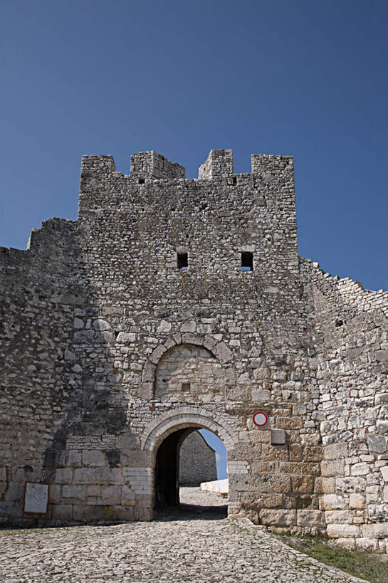 无人,竖图,室外,白天,仰视,旅游,度假,名胜古迹,标志建筑,地标,建筑,欧洲,阿尔巴尼亚,遗迹,堡垒,城堡,拱门,古迹,文物,娱乐,建设,古建筑,蓝色,蓝天,天空,天,享受,休闲,旅游胜地,放松,晴朗,要塞,南欧,古文明,万里无云,阿尔巴尼亚共和国,设防,培拉特,培拉特州,晴空,晴空万里,彩图,低角度拍摄