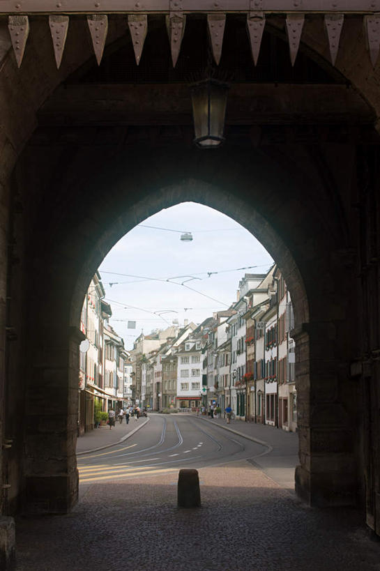 无人,竖图,室外,白天,正面,度假,美景,城市风光,城市,道路,路,公路,瑞士,欧洲,一排,许多,阴影,整齐,光线,影子,房屋,屋子,景观,公寓,拱门,交通,娱乐,楼房,住宅,排列,阳光,享受,休闲,景色,放松,队列,中欧,瑞士联邦,巴塞尔城市州,马路,彩图,房子