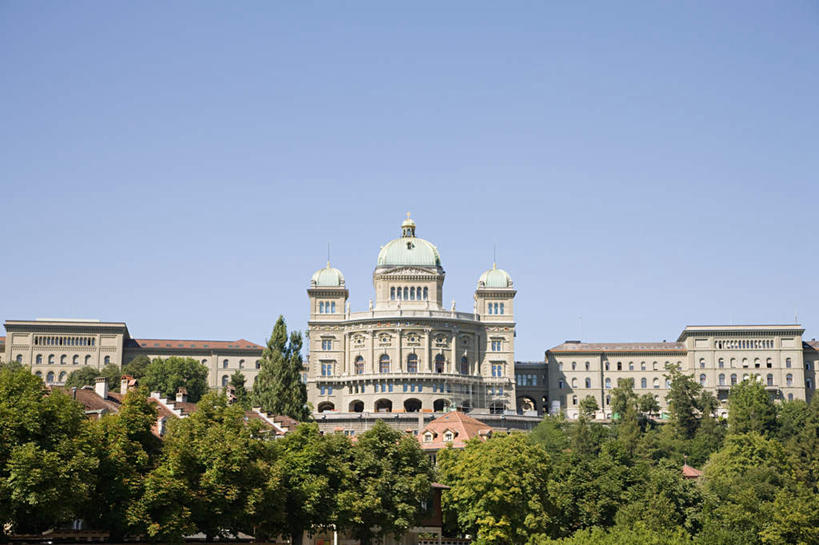无人,家,横图,室外,白天,正面,度假,美景,树林,植物,窗户,城市风光,城市,瑞士,欧洲,阴影,光线,影子,房屋,屋子,景观,首都,娱乐,楼房,伯尔尼,玻璃窗,住宅,树,树木,蓝色,绿色,蓝天,天空,阳光,自然,天,享受,休闲,景色,放松,生长,晴朗,成长,中欧,万里无云,首府,瑞士联邦,伯尔尼州,联邦大楼,晴空,晴空万里,彩图,房子