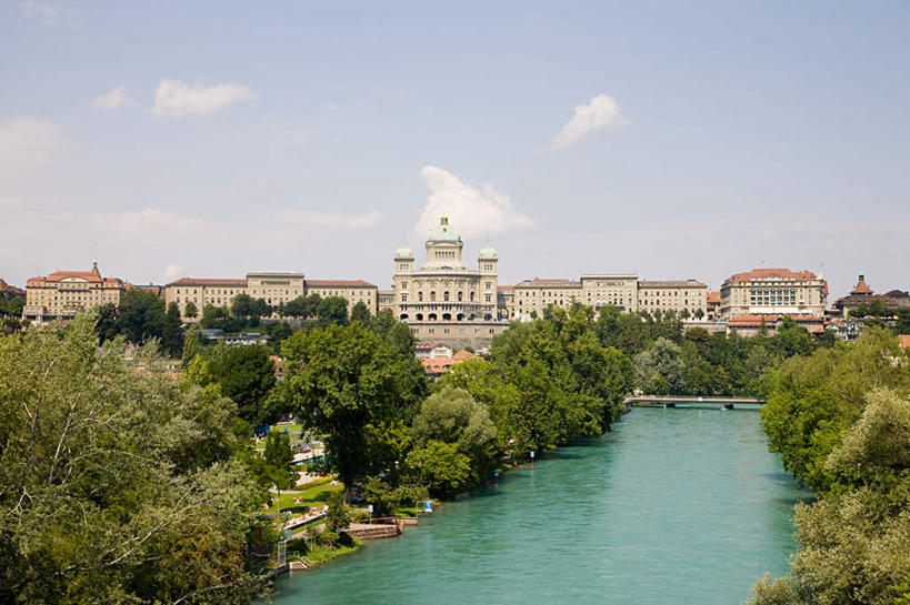 无人,家,横图,室外,白天,正面,度假,河流,美景,树林,水,植物,窗户,城市风光,城市,瑞士,欧洲,阴影,波纹,光线,影子,房屋,屋子,河水,景观,水流,涟漪,首都,娱乐,楼房,伯尔尼,玻璃窗,住宅,树,树木,蓝色,绿色,倒影,蓝天,水纹,天空,阳光,自然,波浪,天,享受,休闲,景色,放松,生长,晴朗,成长,倒映,中欧,万里无云,首府,水晕,瑞士联邦,伯尔尼州,反照,联邦大楼,晴空,晴空万里,彩图,房子