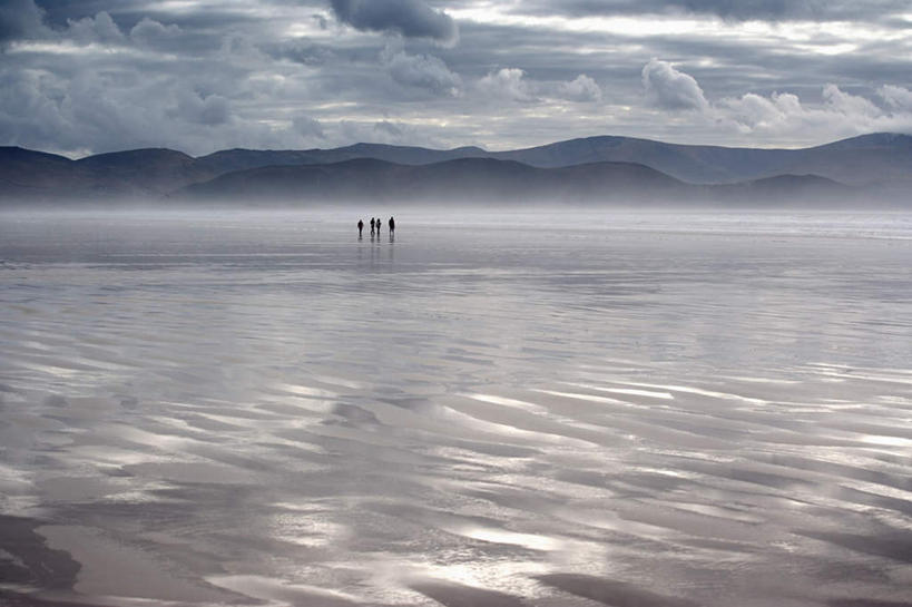 西方人,四个人,伙伴,朋友,站,横图,室外,白天,正面,旅游,度假,友谊,日出,海浪,海洋,美景,沙滩,山,山脉,太阳,雾,爱尔兰,欧洲,欧洲人,一排,阴影,服装,朦胧,模糊,整齐,光线,沙子,影子,海岸,景观,浪花,山峰,云,云朵,朝霞,晨曦,黎明,沙地,山峦,云彩,注视,休闲装,娱乐,排列,衣服,蓝色,白云,蓝天,天空,阳光,自然,海水,群山,天,观察,看,站着,享受,休闲,休闲服,景色,放松,服饰,晴朗,观看,迷雾,察看,西欧,队列,关注,自然风光,海景,爱尔兰共和国,丁格尔半岛,凯里郡,友情,男人,男性,年轻男性,年轻女性,女人,女性,白种人,大海,风浪,海,海水的波动,海滩,近岸浪,涌浪,朝阳,大雾,晴空,站立,彩图,全身,破晓